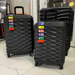 Пластиковый чемодан