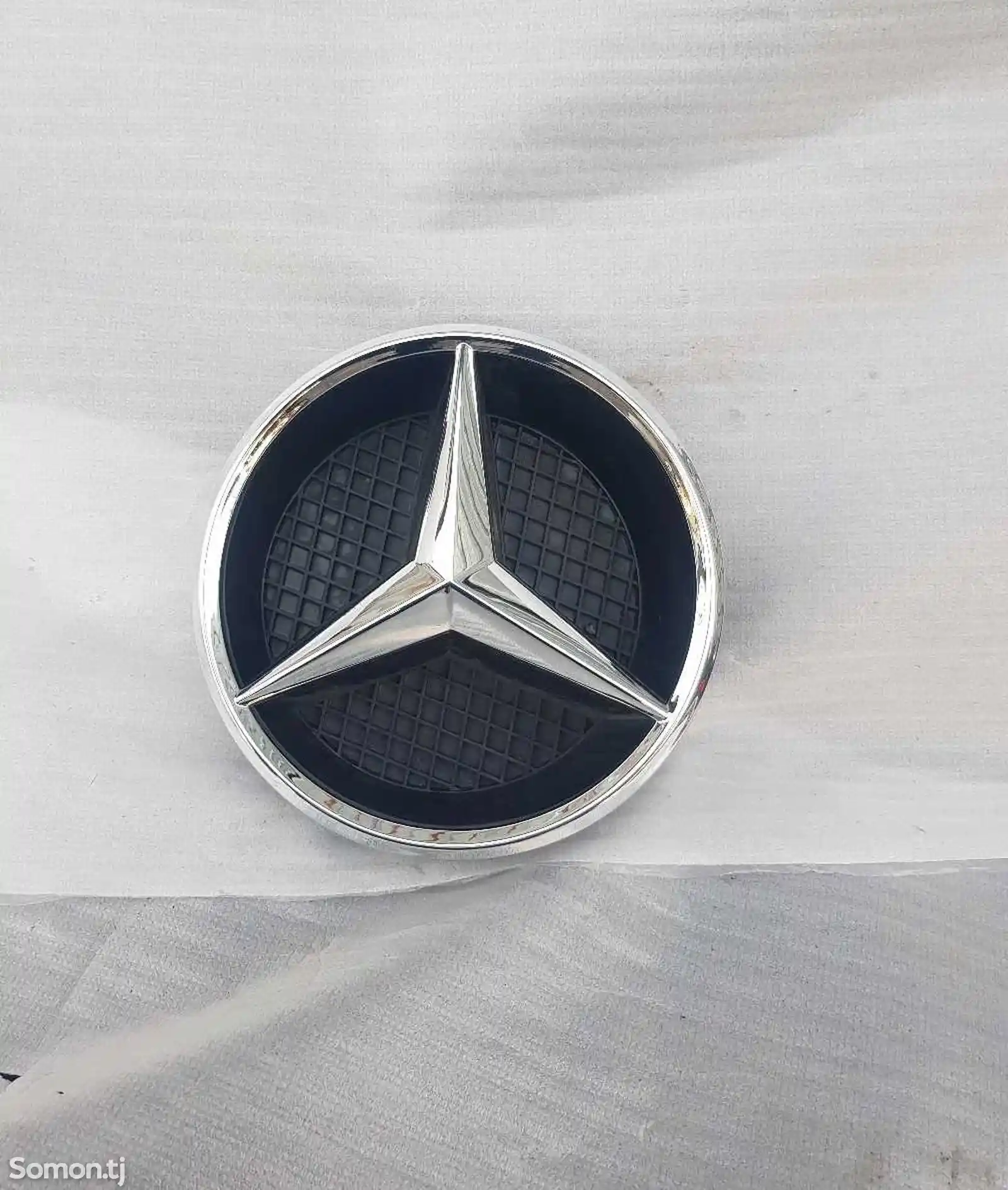 Знак облицовки на Mercedes w212 w204-1