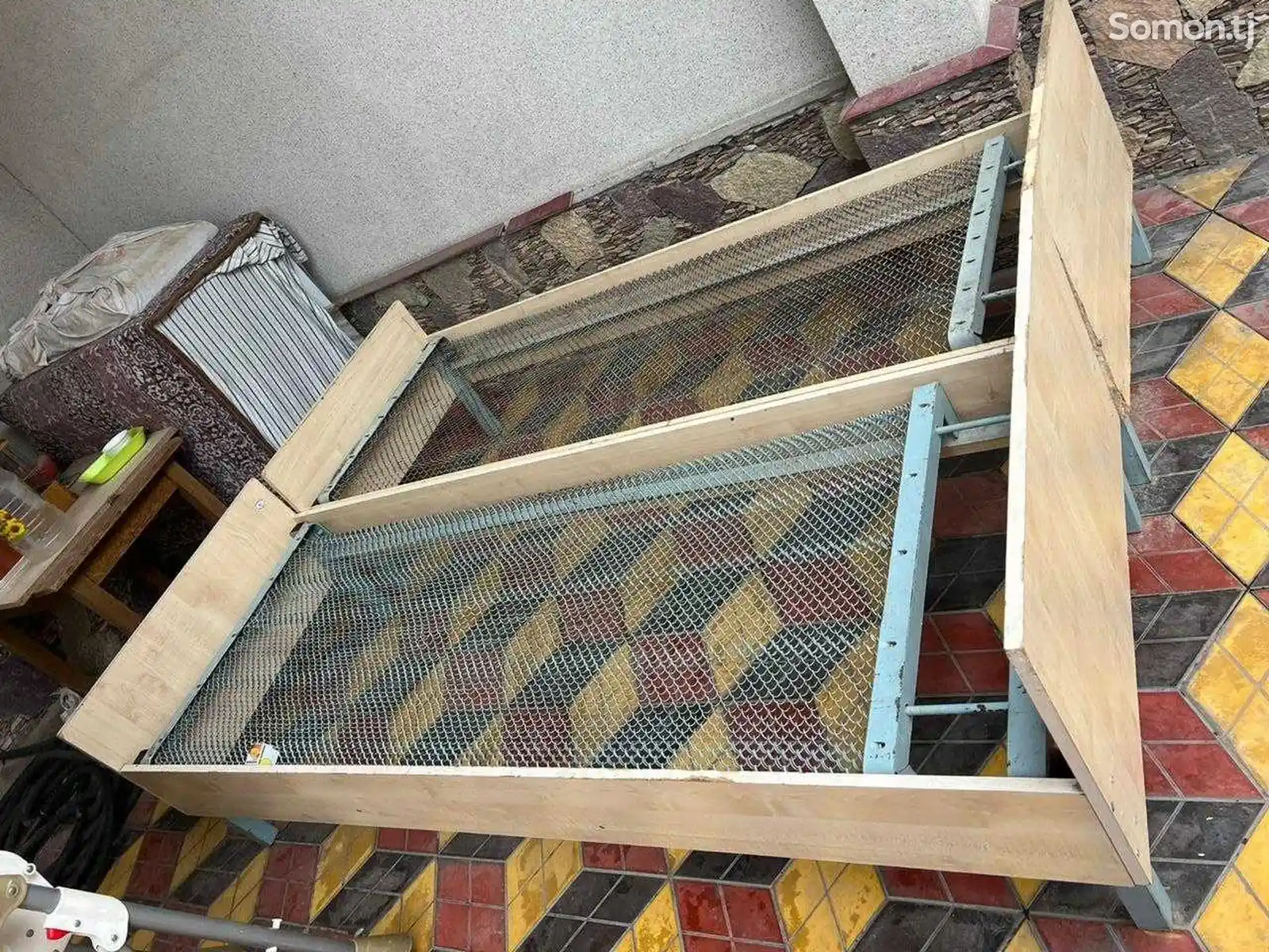 Кровать с пружинами-1