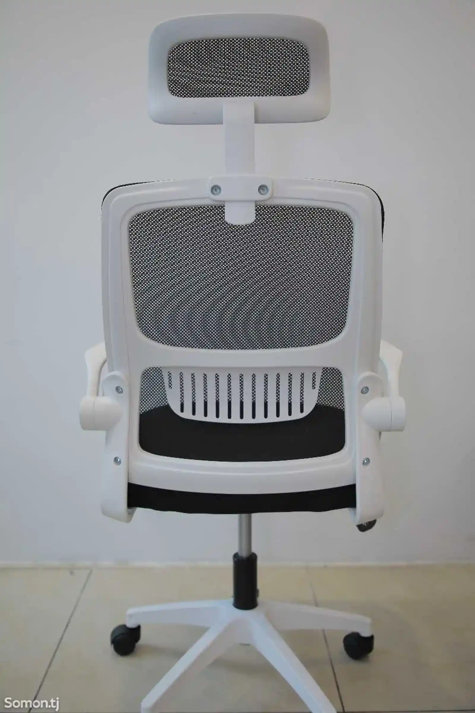 Офисное кресло с колесами-3