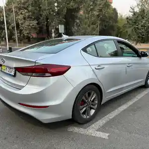 Hyundai Elantra, 2017