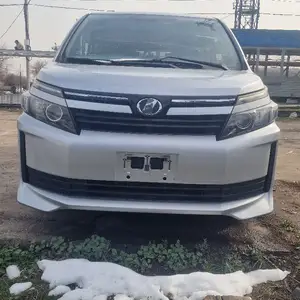 Toyota Voxy, 2014