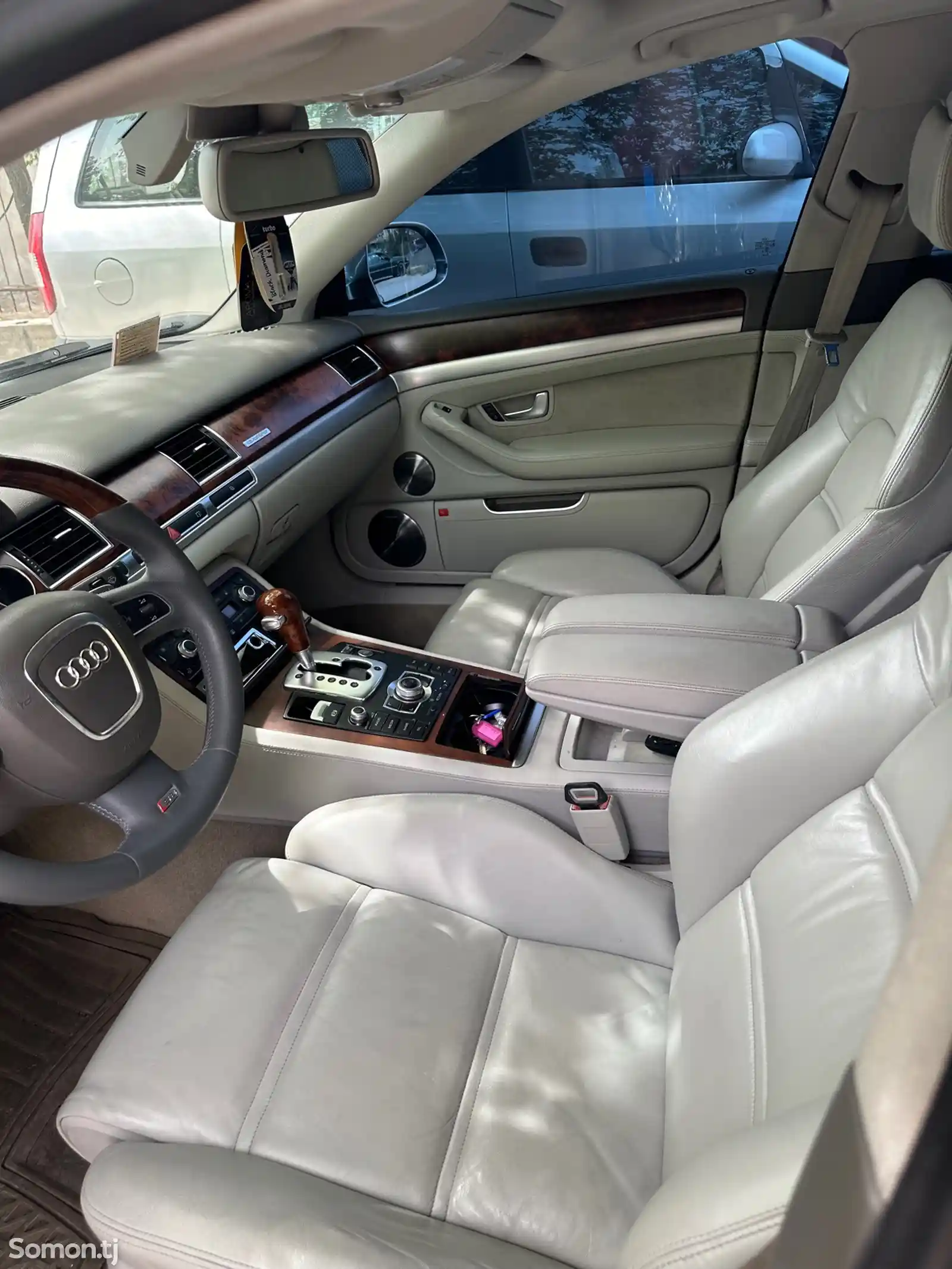 Audi A8, 2010-8