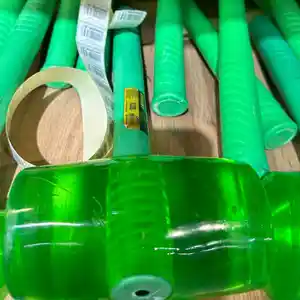Зеленый резиновый молоток