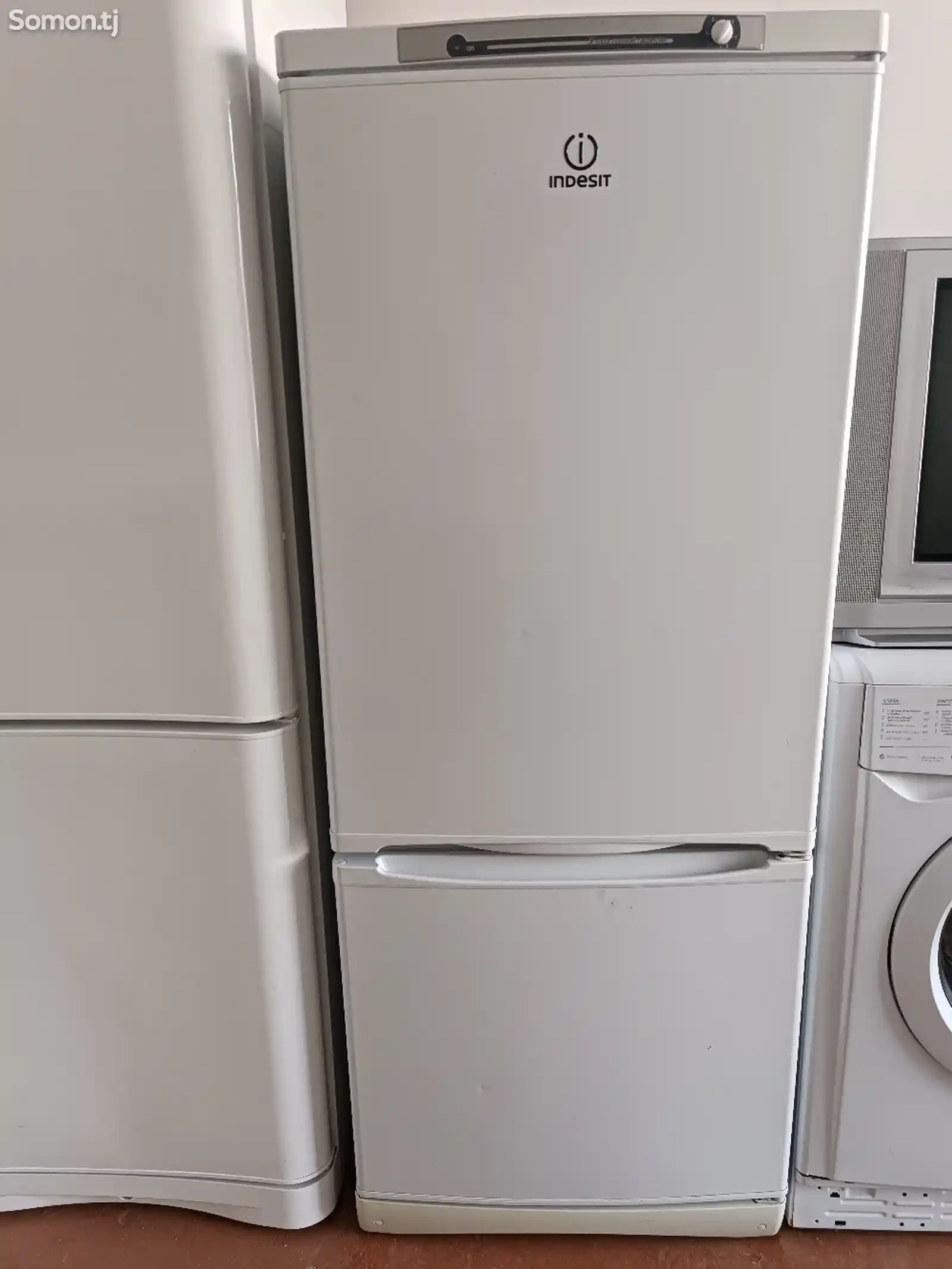 Холодильник Indesit-1