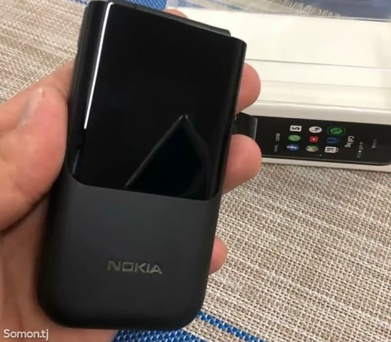 Nokia 2720 Flip-9