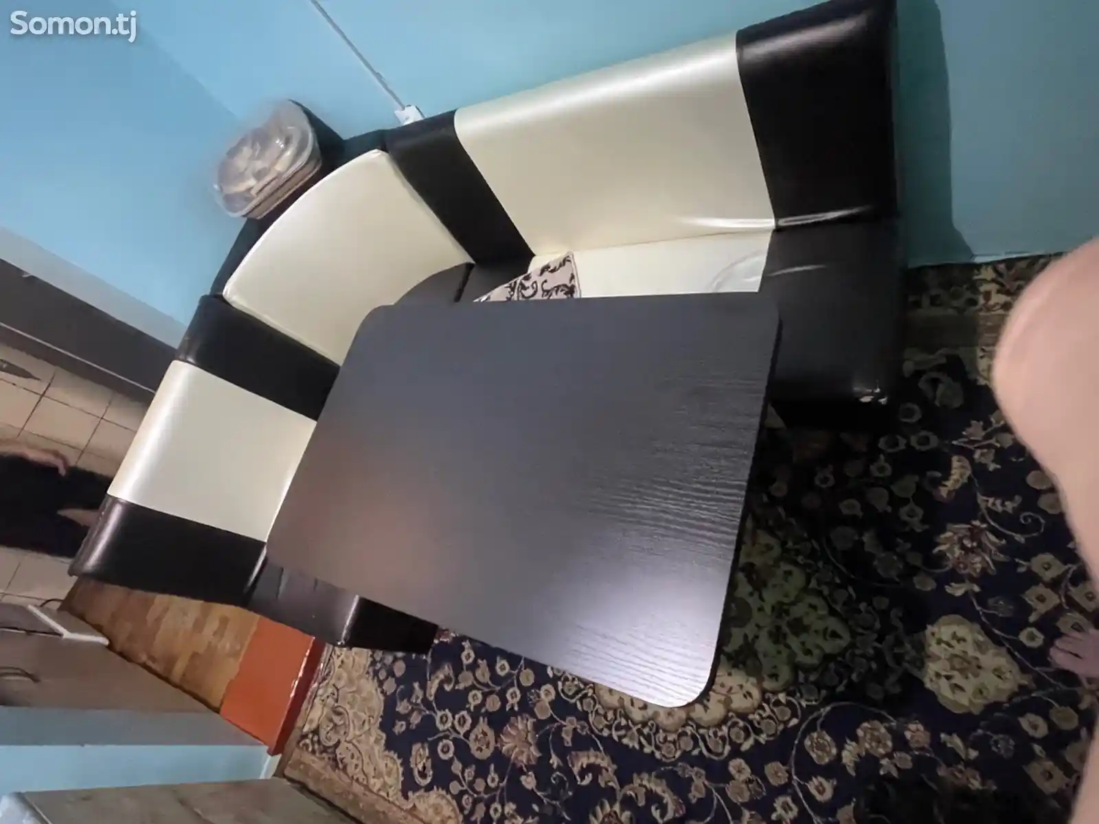 Угловой диван со столом-1