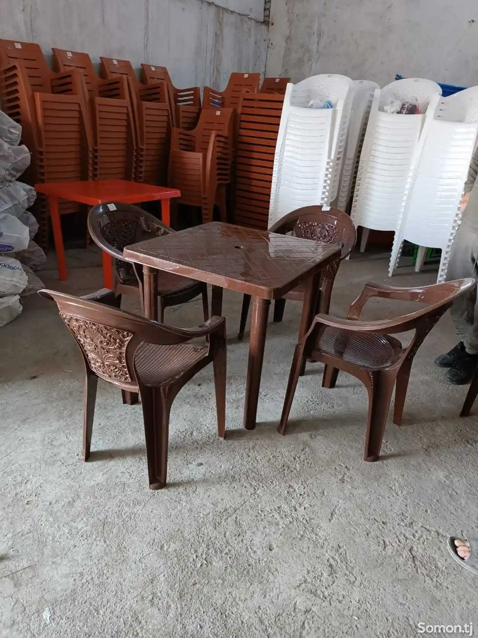 Стол и стулья пластиковые-3