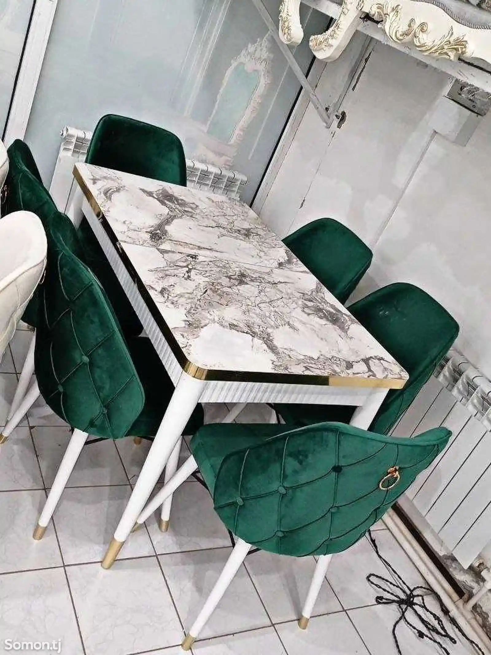 Комплект стола и стульев