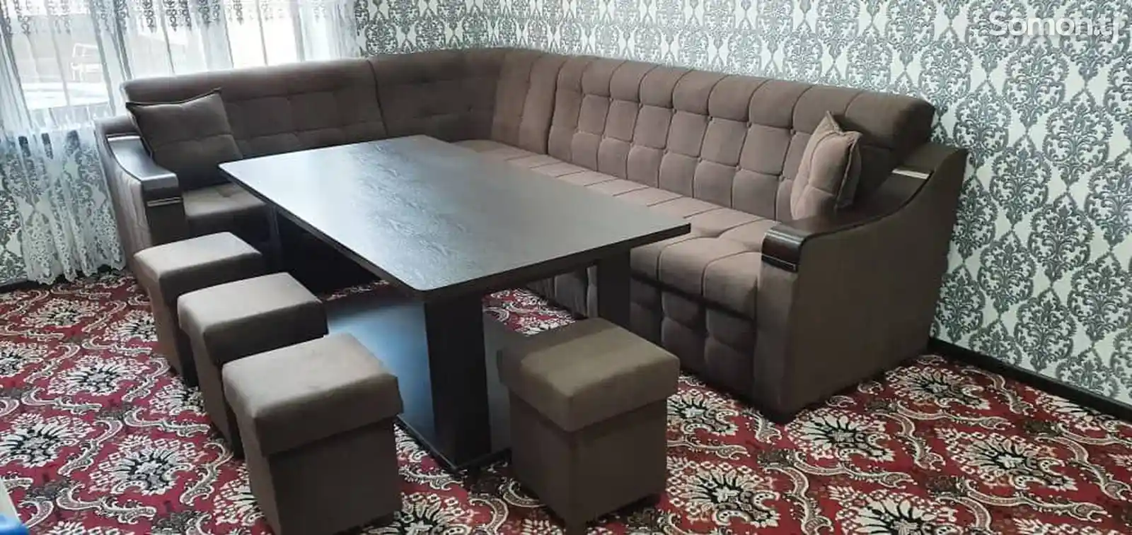 Угловой диван со столом и пуфиками-1