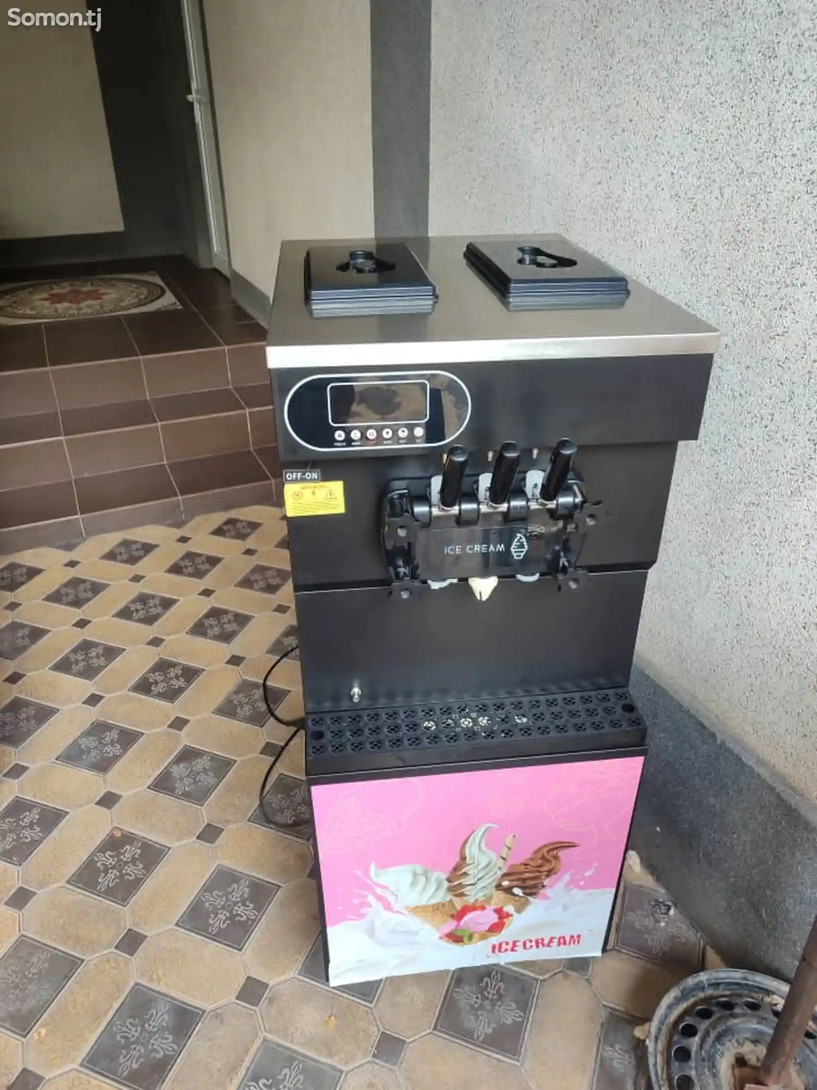 Фризер аппарат для приготовления мороженого-1