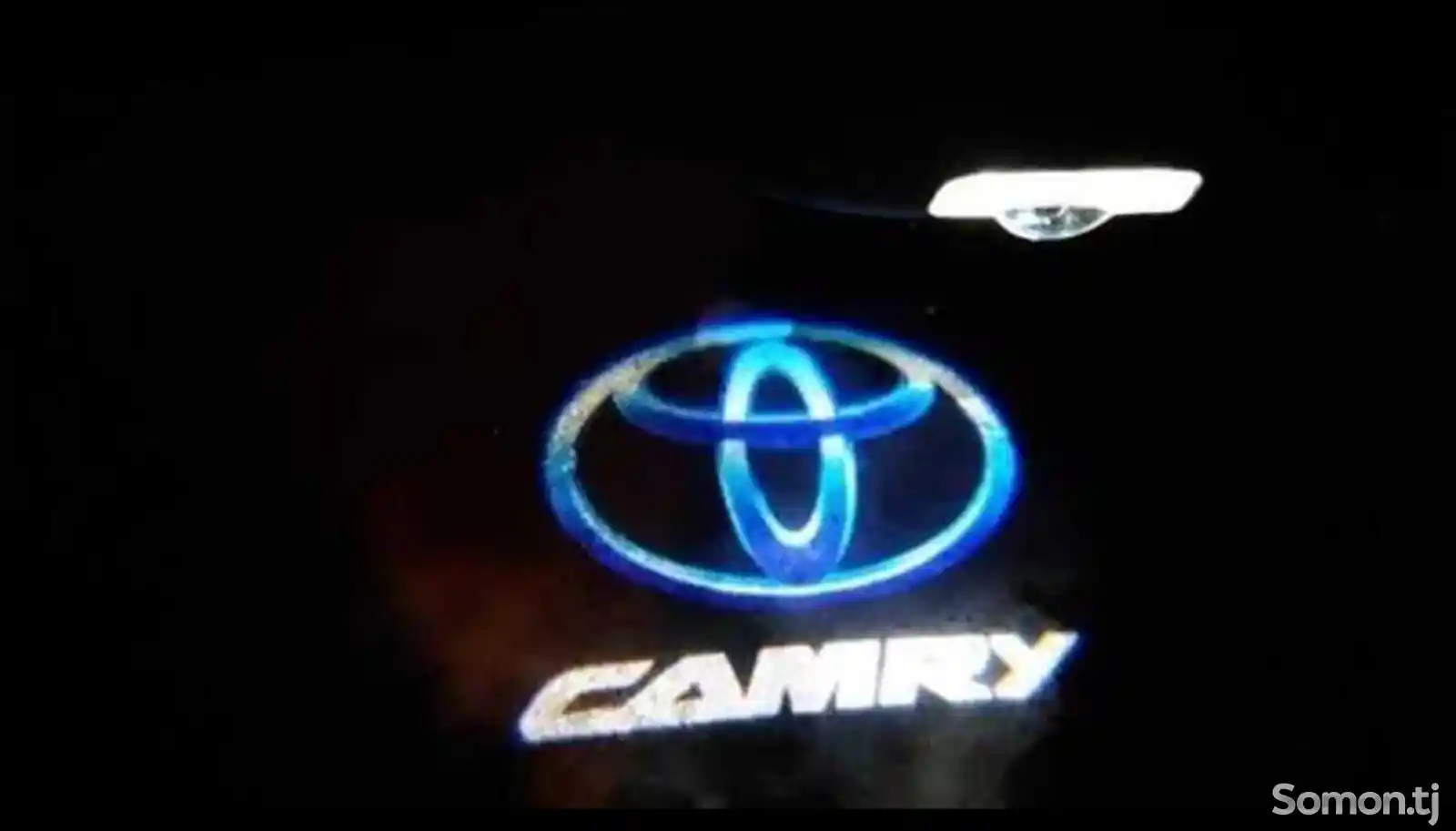 Штатная подсветка логотипа Camry на передние двери