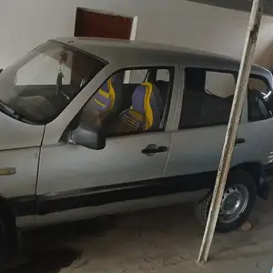 Chevrolet Niva, 2004