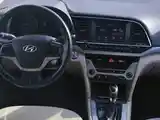 Hyundai Elantra, 2017-8