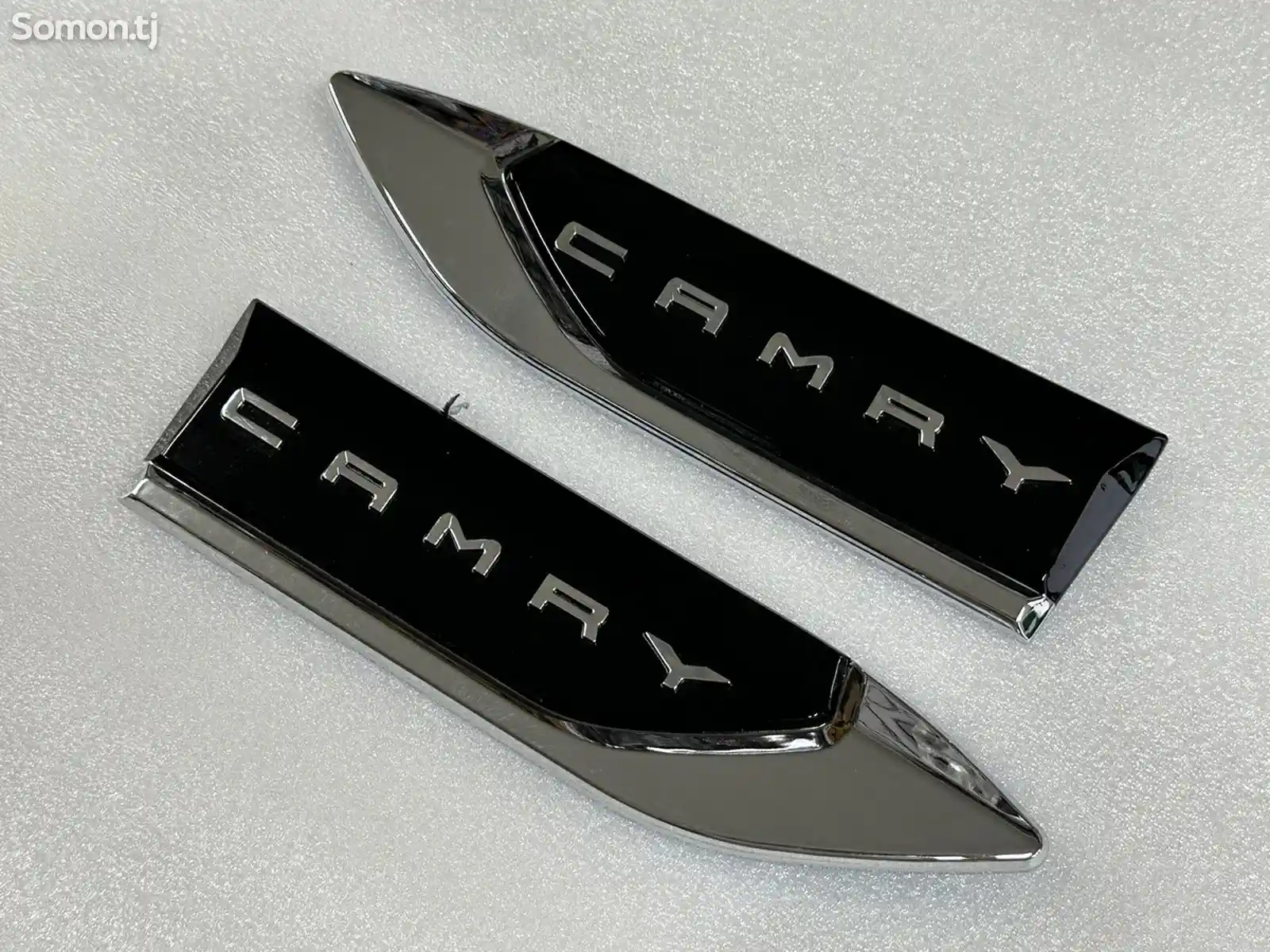 Эмблема Camry на крыло Toyota Camry 6-1
