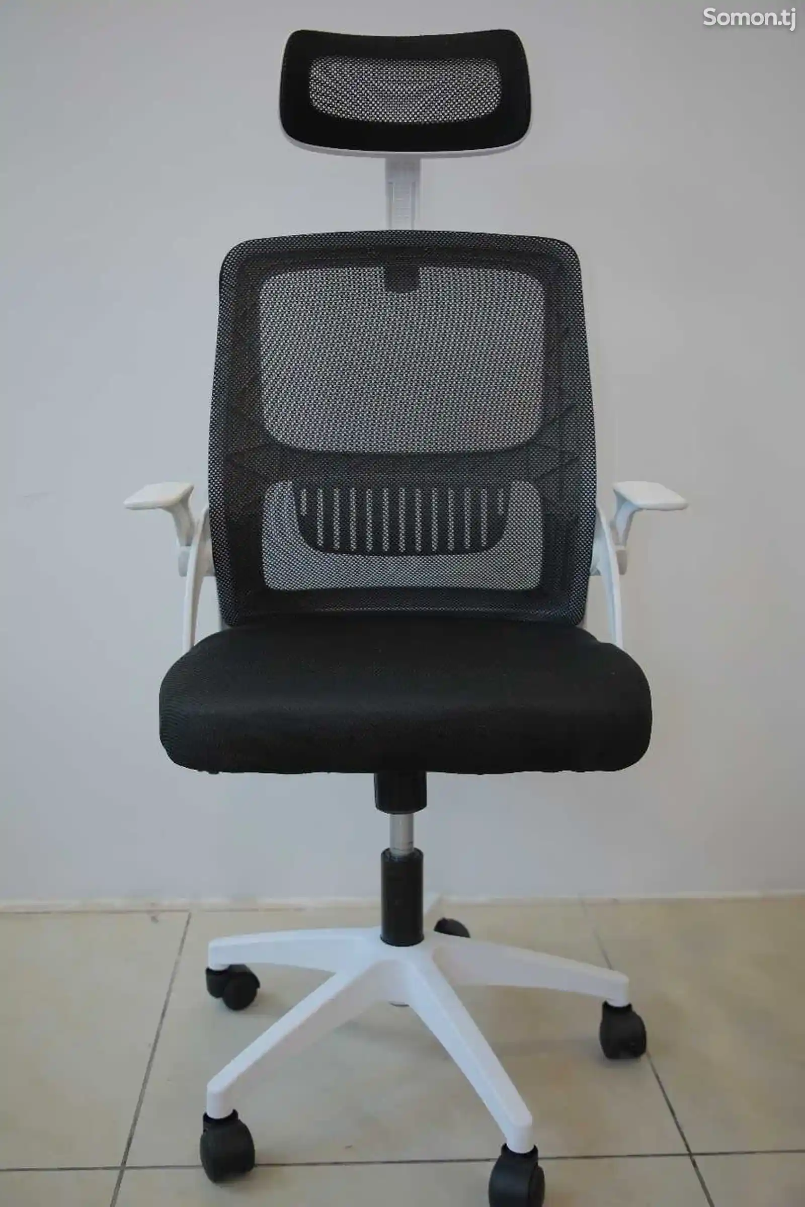 Офисное кресло с колесами-2