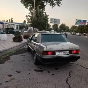 Mercedes-Benz W124, 1990