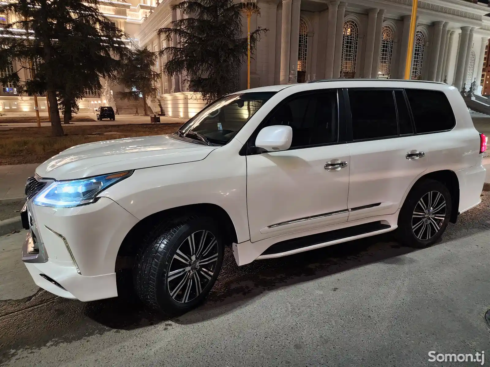 Lexus LX series, 2008-9