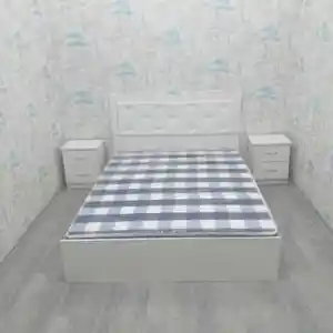 Кровать с матрасом и тумбочками