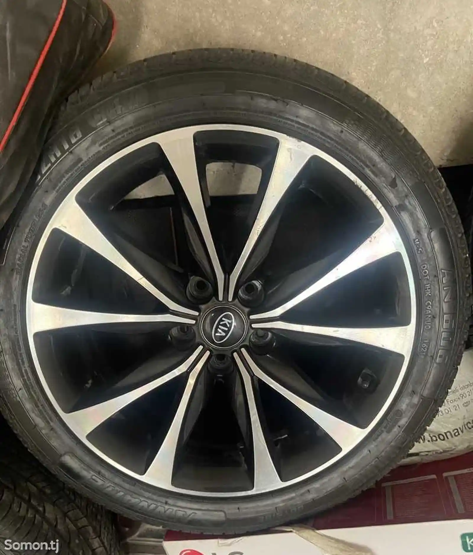 Диск с покрышкой 235/45 R18-4