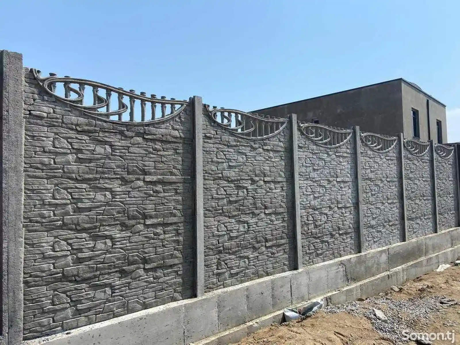 Декоративный забор из бетона-13