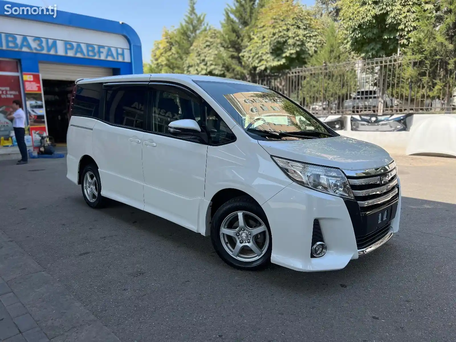 Toyota Noah, 2014-3