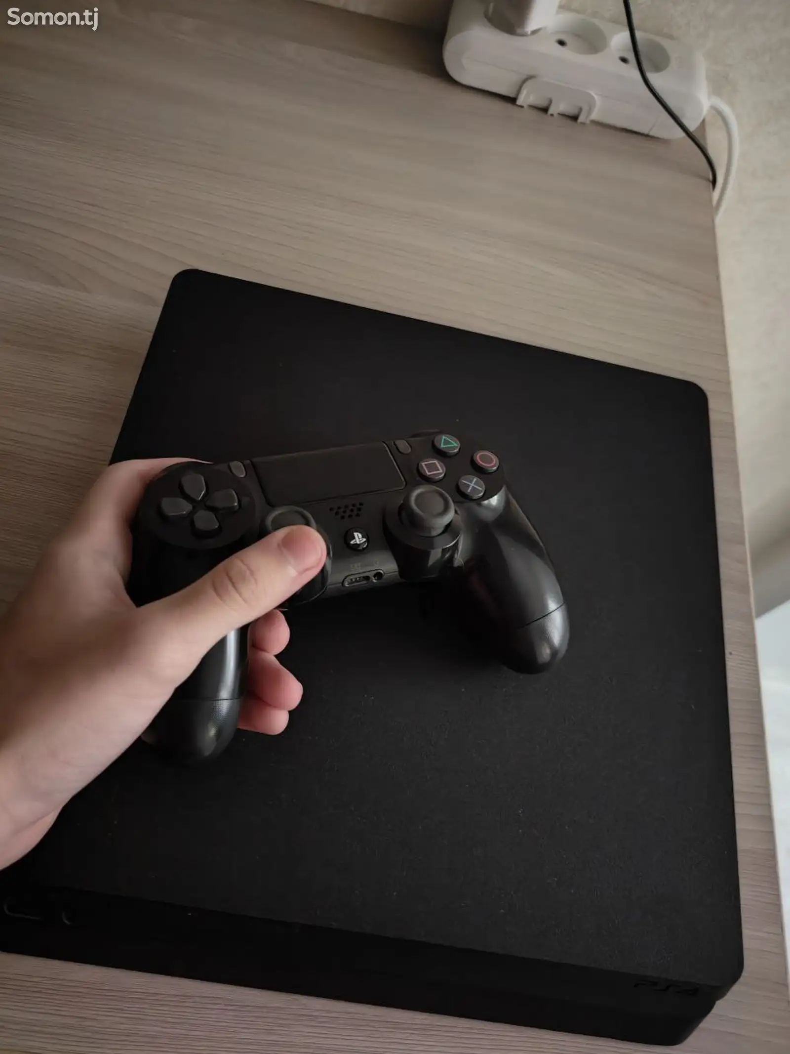 Игровая приставка Sony Playstation 4 slim-1