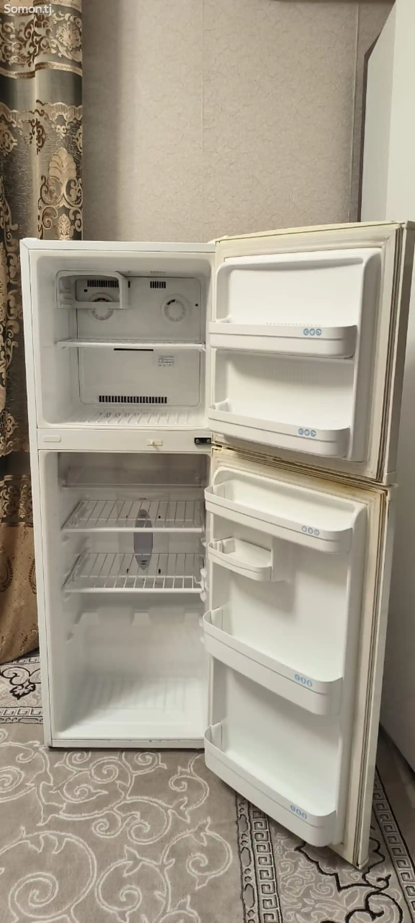 Рабочий холодильник марки LG-4