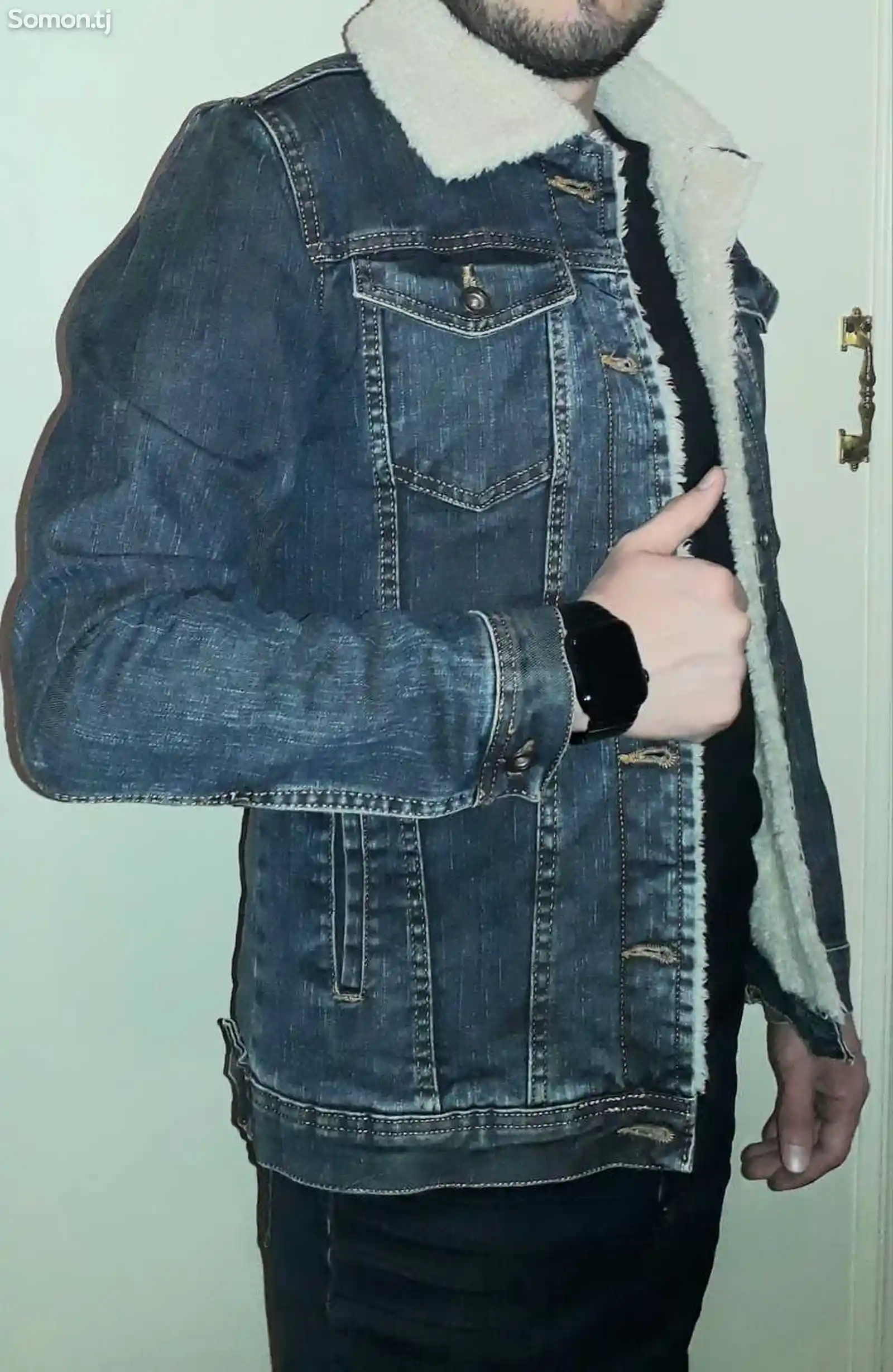 Мужская джинсовая куртка на пуговицах-3