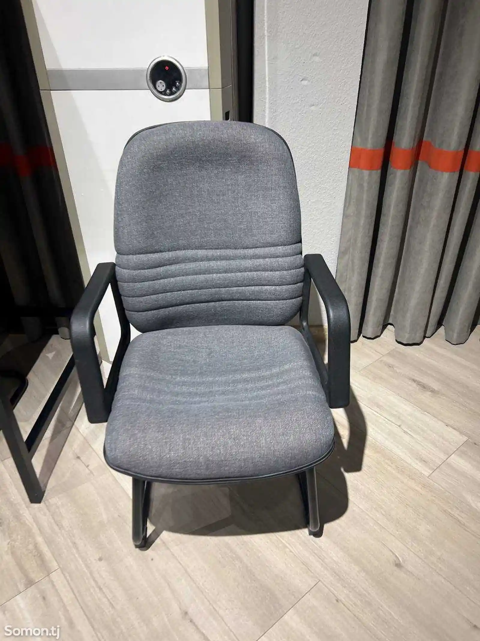 Кресло посетительское V307 ткань-1