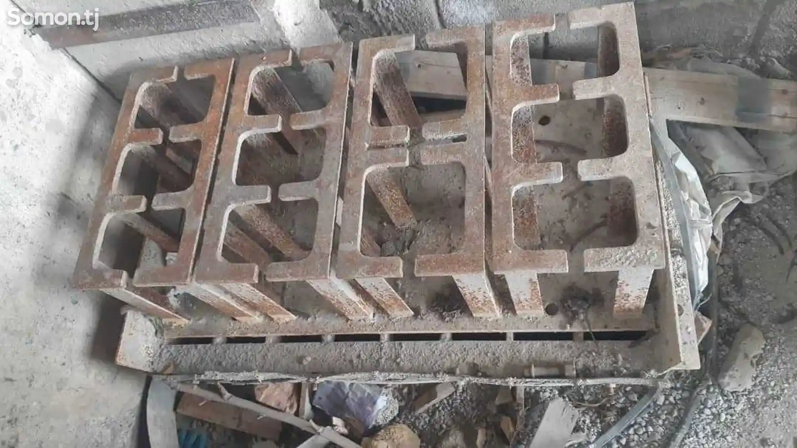 Аппарат для производства цементного блока-6