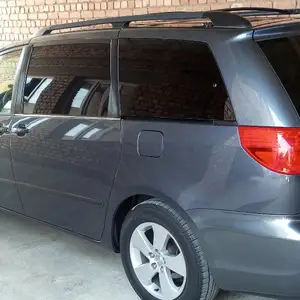 Toyota Sienna, 2009