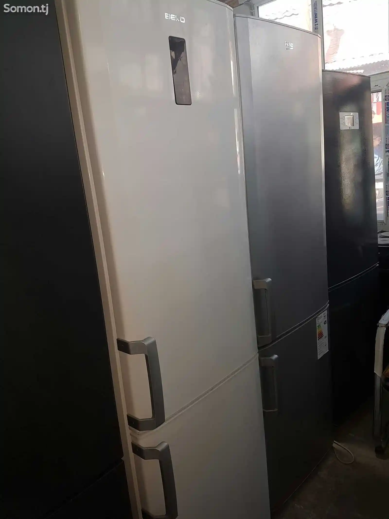 Двухкамерный холодильник ВЕКО no frost с сенсорным дисплеем-1