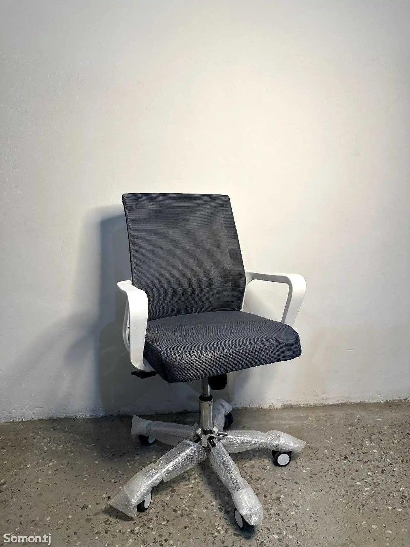 Кресло офисное Deli-2
