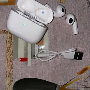 Беспроводные наушники AirPods