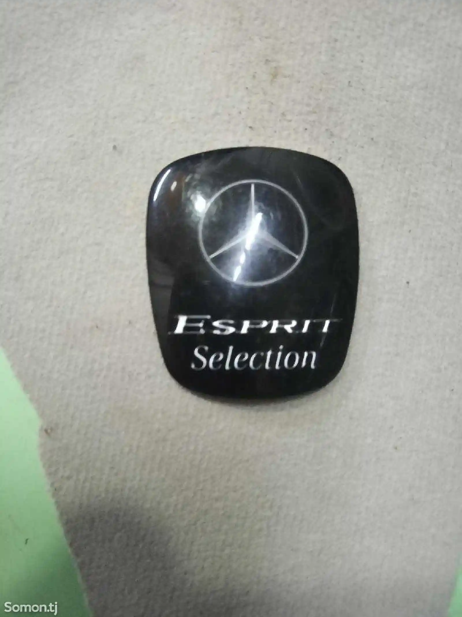Значок на Mercedes-Benz