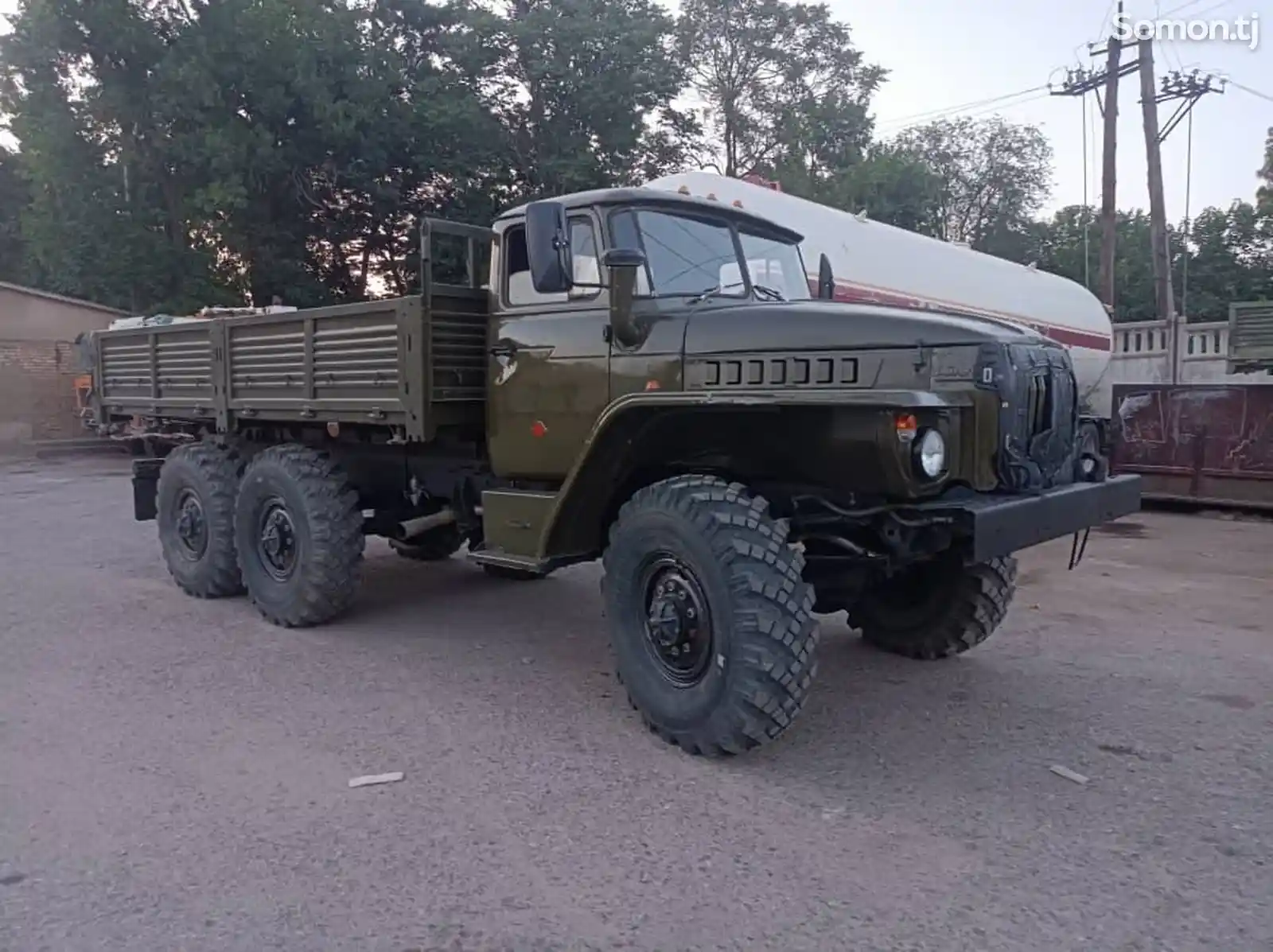 Бортовой грузовик Урал 4320-1