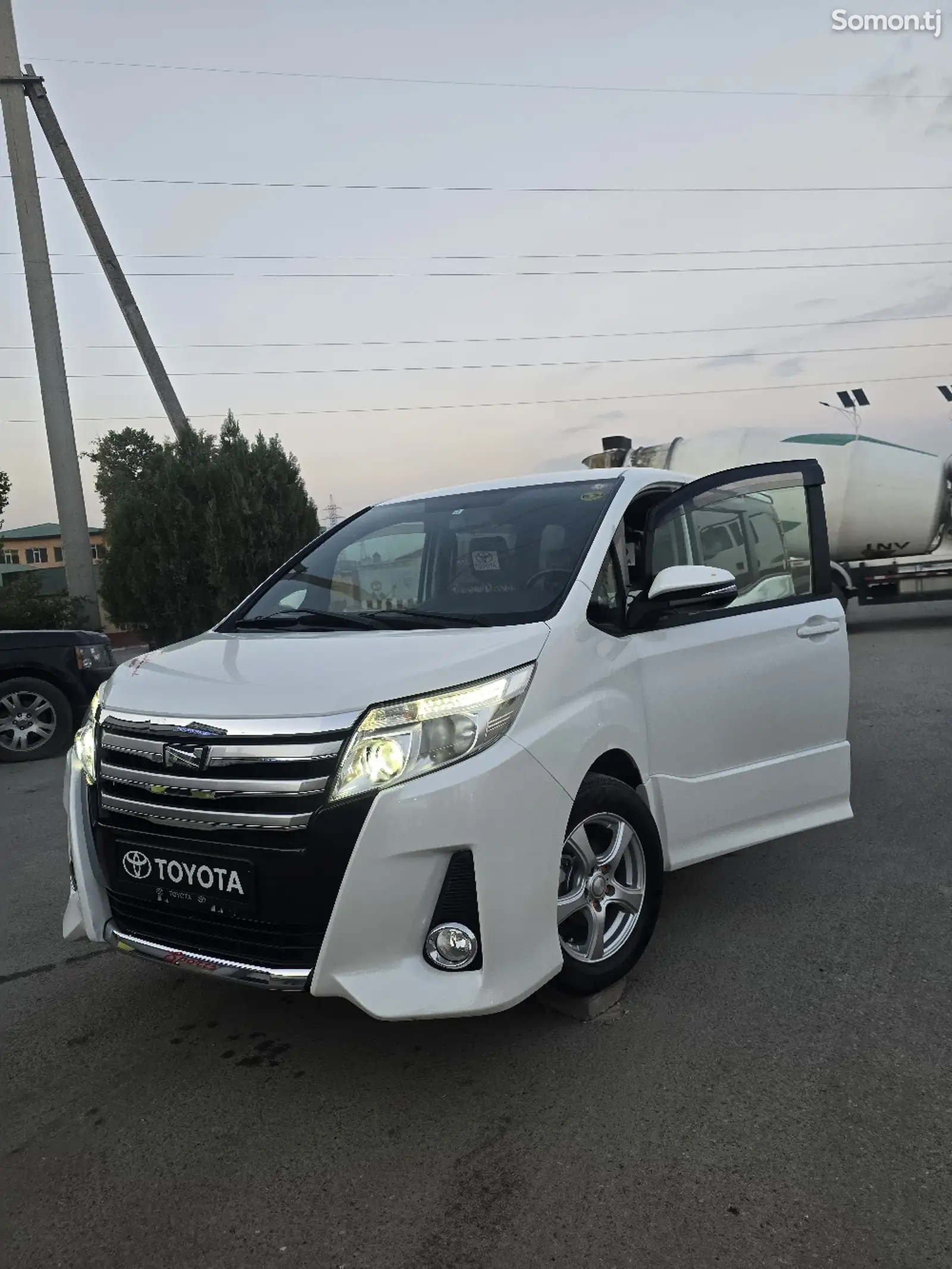 Toyota Voxy, 2014-10