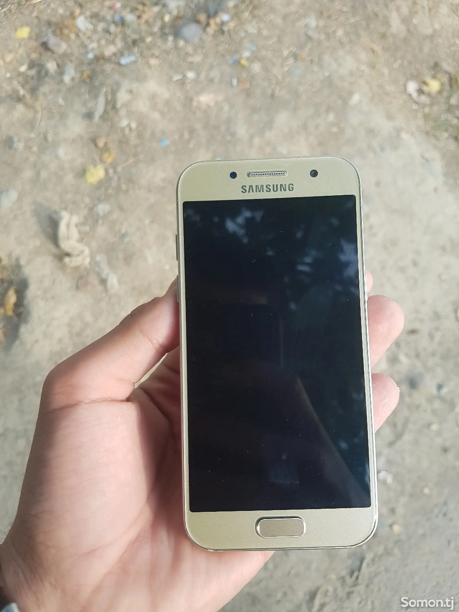 Samsung Galaxy A3 2017 Gold-2