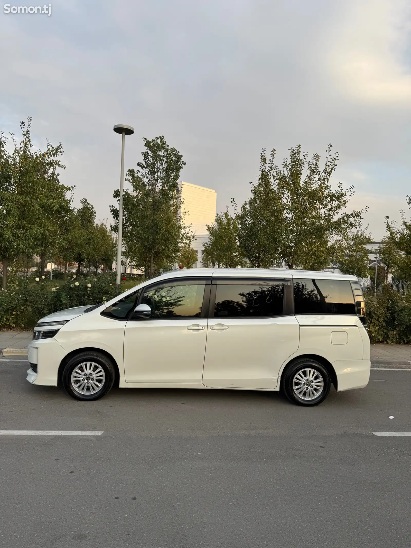 Toyota Voxy, 2014-4