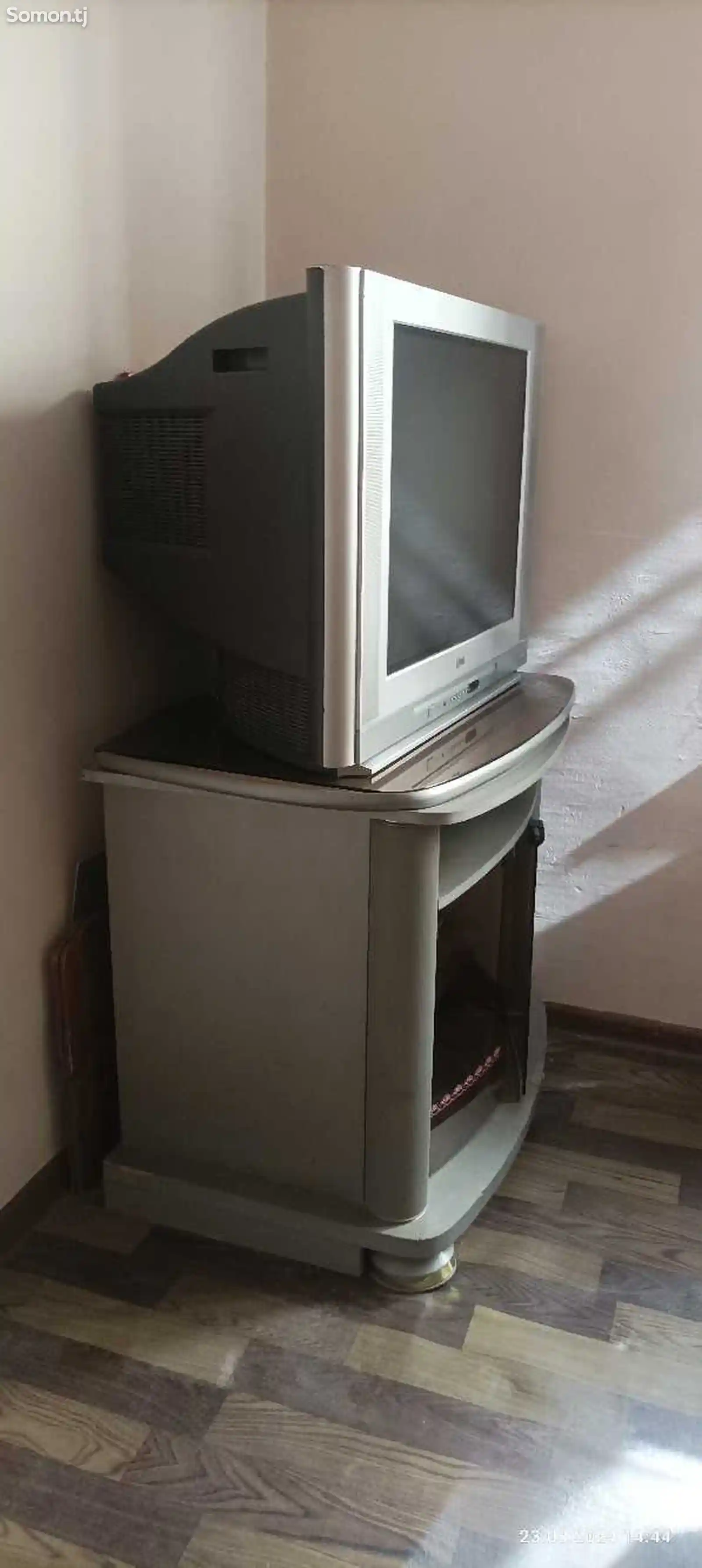 Телевизор LG с подставкой-3