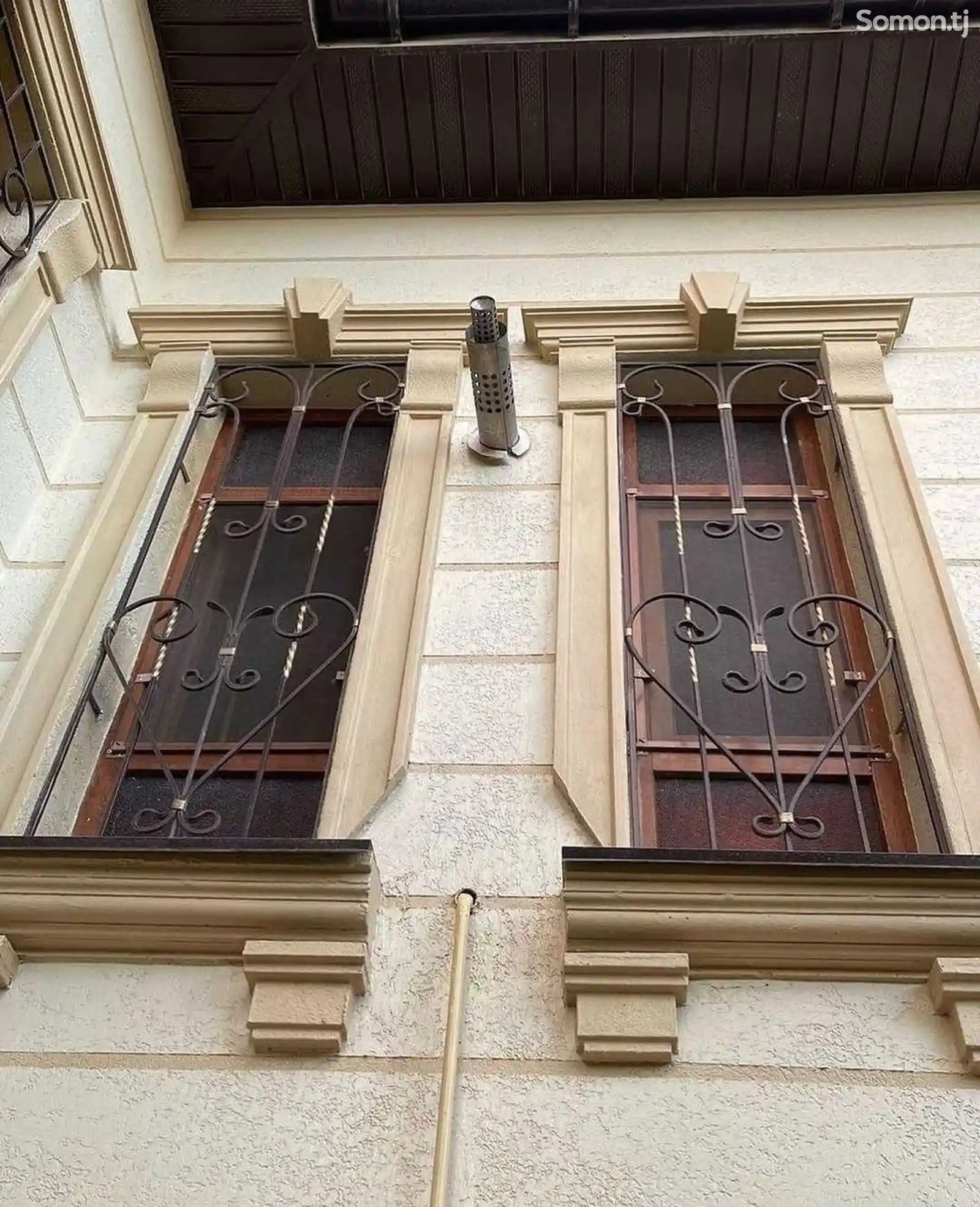 Фасадный декор из пенопласта для окна-1