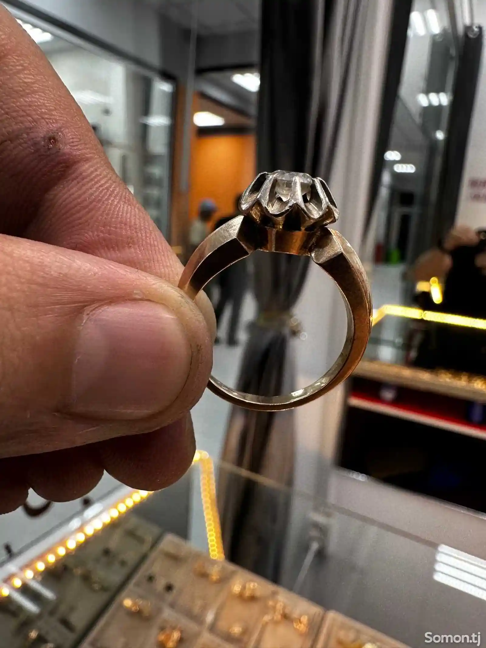 Золотое кольцо с бриллиантом 1 карат-3