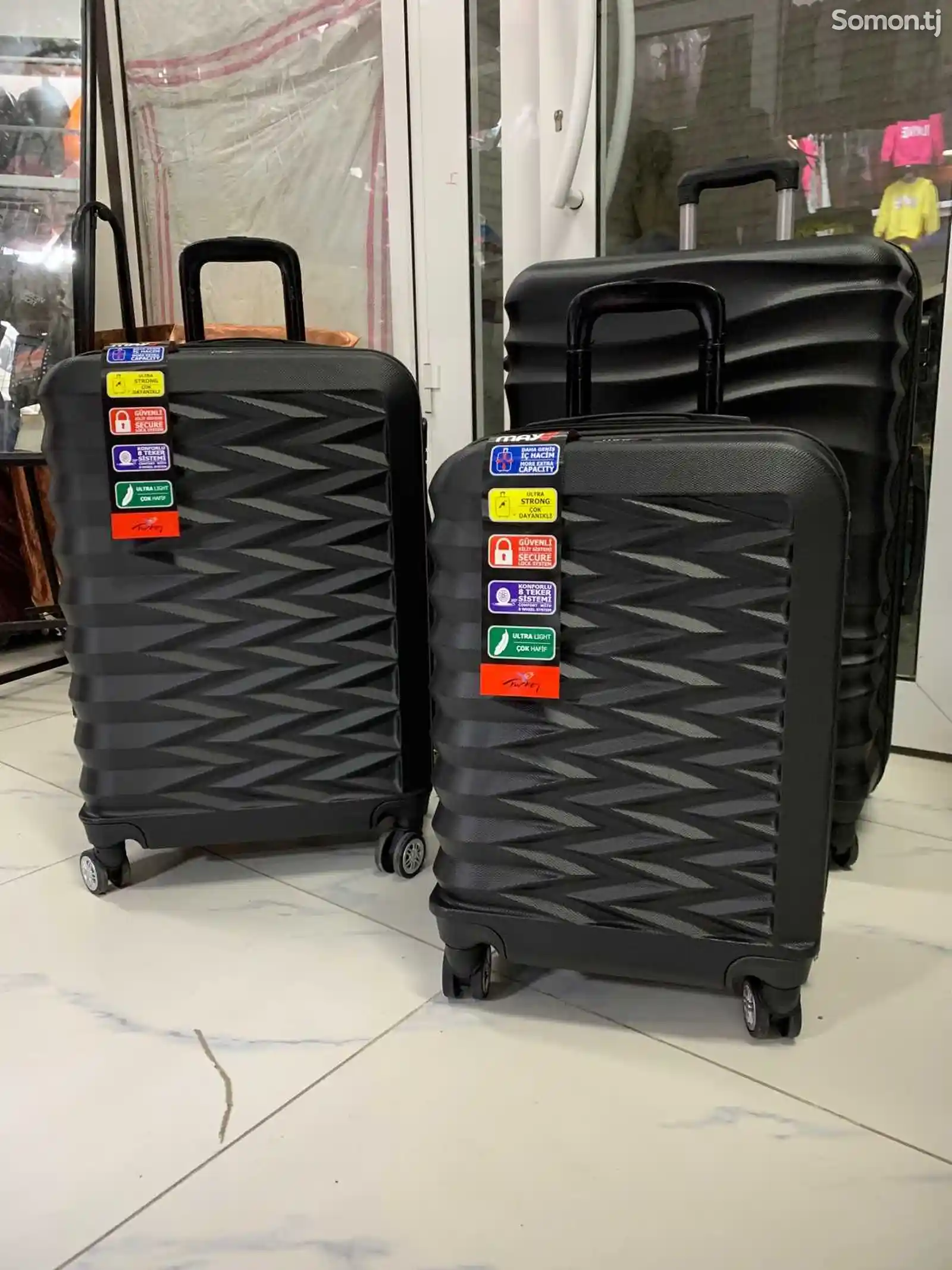 Пластиковый чемодан-1