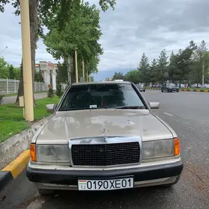 Mercedes-Benz W124, 1990