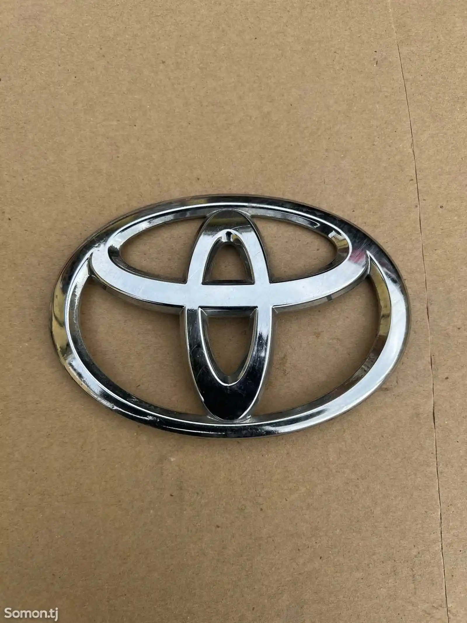 Знак от Toyota Camry-1