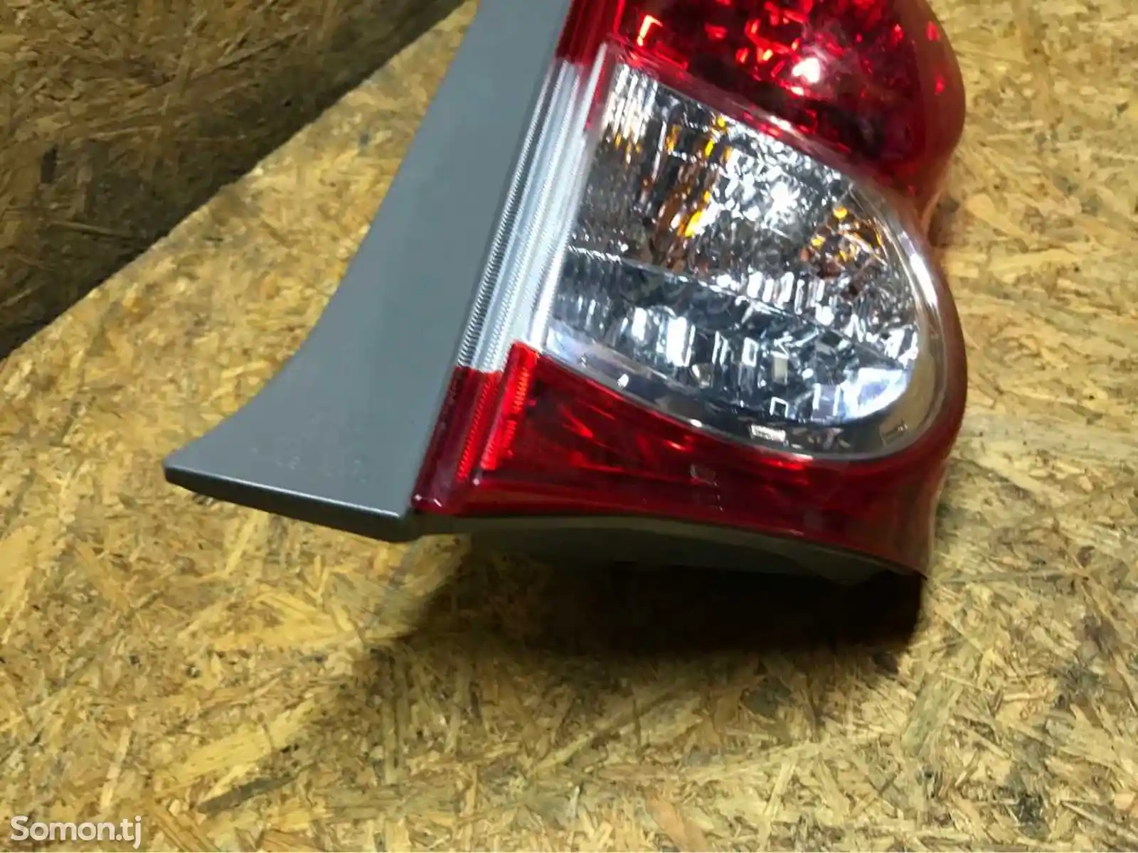 Задний правый фонарь на Toyota Rumion-14