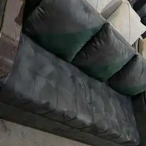 Диван с подушками
