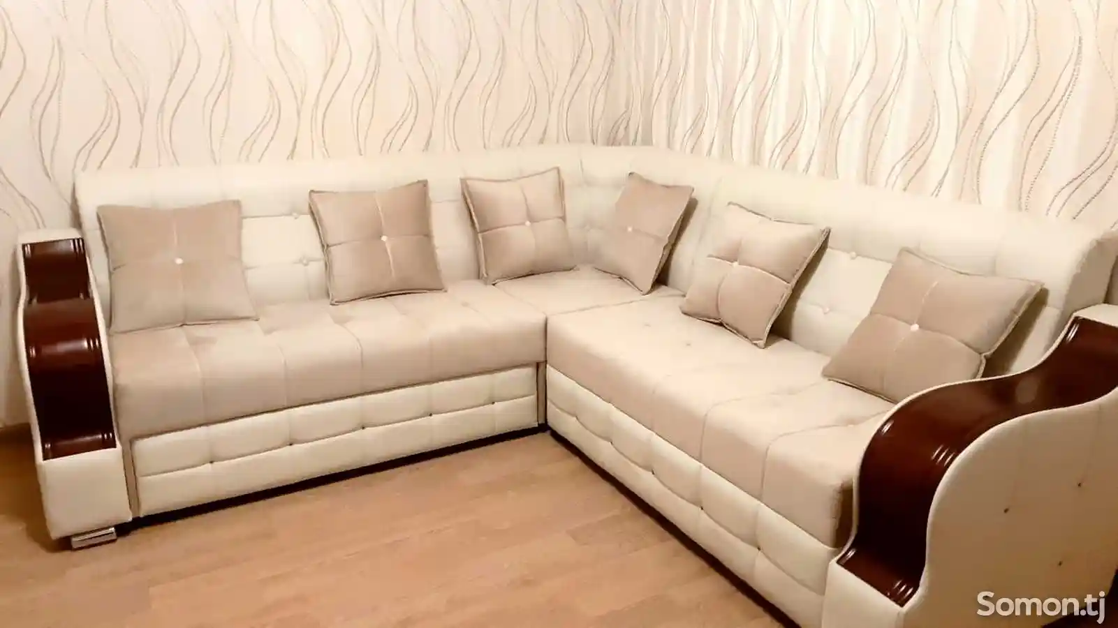 Раскладной диван с подушками-1