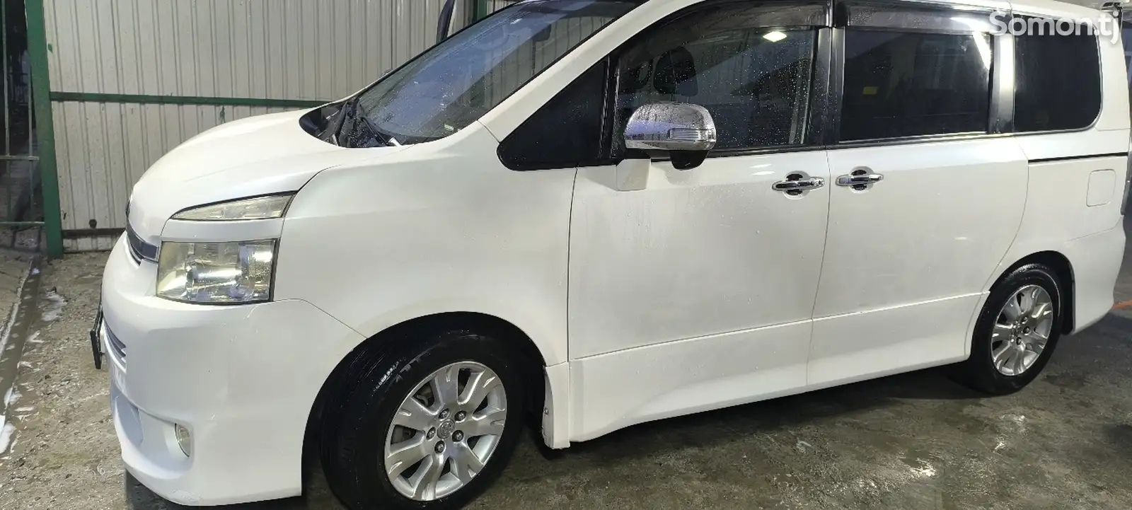 Toyota Voxy, 2010-2